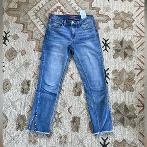 GUESS Jeans with cute details at the bottom
